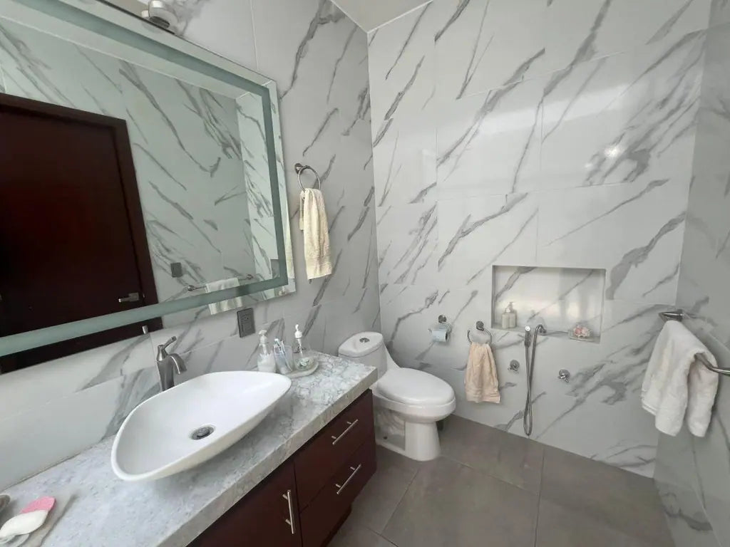 Casa en Venta en Casa Fuerte, Tlajomulco · 4 Rec · Coto · 225 m²
