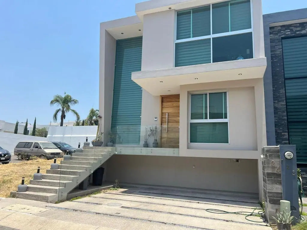 Casa en Venta en Casa Fuerte, Tlajomulco · 4 Rec · Coto · 225 m²