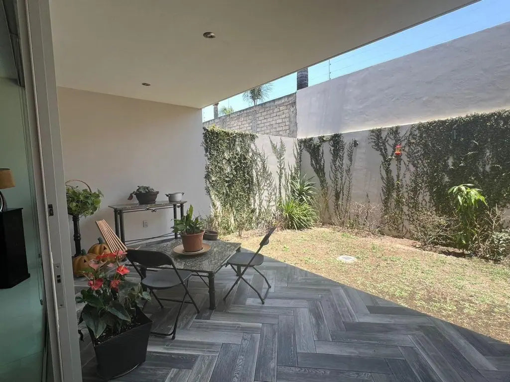 Casa en Venta en Casa Fuerte, Tlajomulco · 4 Rec · Coto · 225 m²