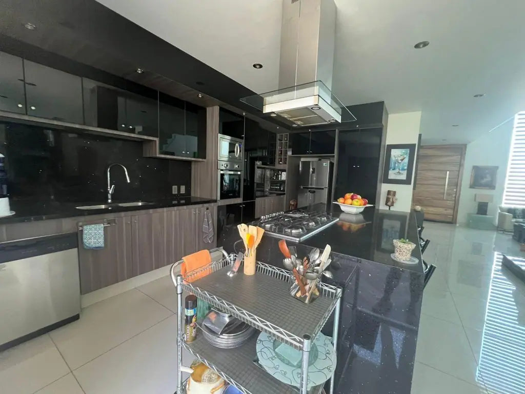 Casa en Venta en Casa Fuerte, Tlajomulco · 4 Rec · Coto · 225 m²